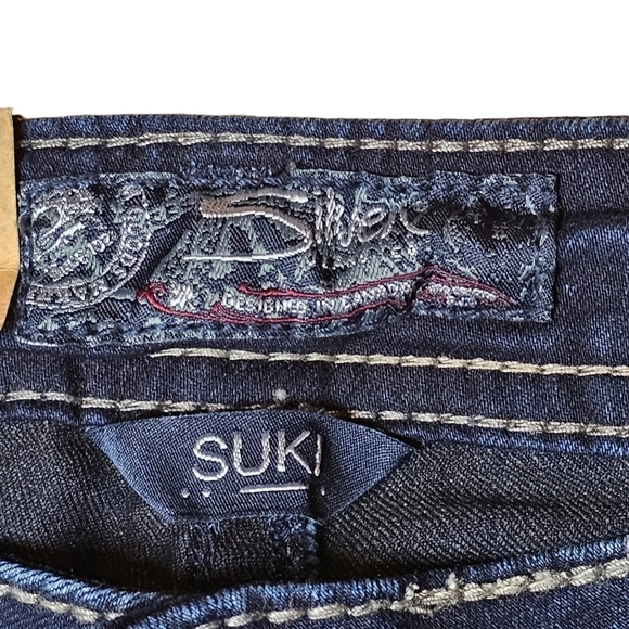 SILVER Suki Super Stretch Mid Rise Relaxed Hip & Thigh Skinny Leg Dark Wash Jean - Picture 10 of 16